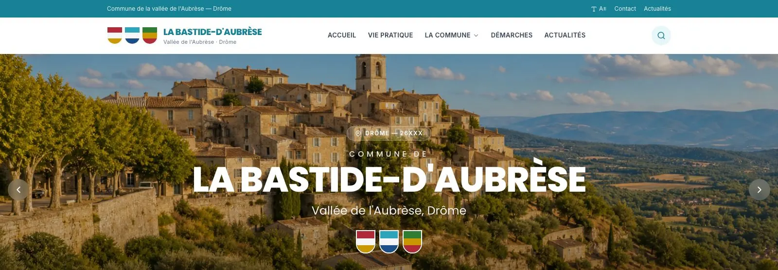 Page d'accueil de la maquette : bandeau photo d'un village provençal avec le nom de la commune fictive et le menu Accueil, Vie pratique, La commune, Démarches, Actualités.